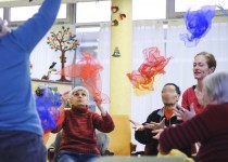 Personnes atteintes de la maladie d'Alzheimer ou de troubles apparentés participant à un atelier de danse et d'expression corporelle au centre d'accueil de jour L'Etimo